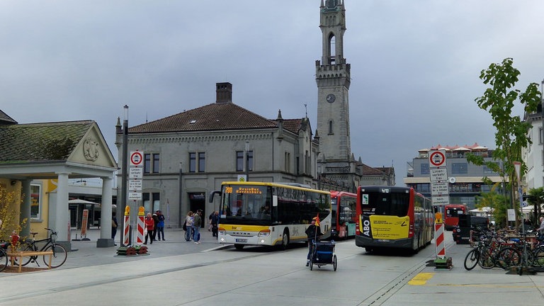 Der neue Bahnhofsvorplatz in Konstanz mit Schildern für das Durchfahrtsverbot auf beiden Seiten, Betonfläche ohne Farbunterschied. Hier steht Blitzer "Toni".