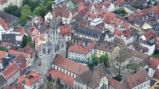 Eine Luftaufnahme von der Konstanzer Altstadt. In vielen Städten im Kreis Konstanz wächst die Sorge: Wenn die Mietpreisbremse fällt, könnten die Mieten bald deutlich steigen. (Archivbild)