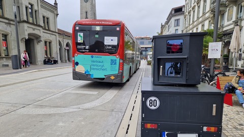 Blitzer Toni am Bahnhof Konstanz. Nach Kritik an der neuen Verkehrsregelung macht die Stadt einen Schritt zurück und baut den Blitzer wieder ab.