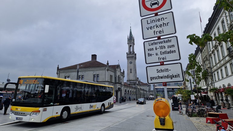 Verkehrsschilder zeigen das Durchfahrtsverbot am Bahnhof Konstanz, sichtbar am Straßenrand zwischen LAGO-Kreisel und McDonald’s-Kreuzung.