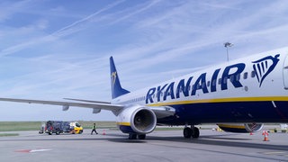 Ein Flugzeug der Fluggesellschaft Ryanair steht auf dem Rollfeld - bald auch wieder am Bodensee