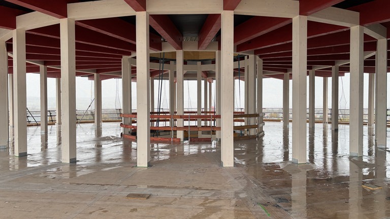 Bis jetzt sieht man nur Betonpfeiler. Hier wird später ein Restaurant sein. 