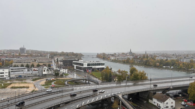 Die Altstadt von Konstanz und die Alpen sind vom obersten Stock des Gebäudes zu sehen.