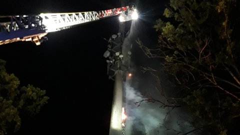 Nach einem Blitzeinschlag stand der Sendemast in Berg (Kreis Ravensburg) in Flammen.