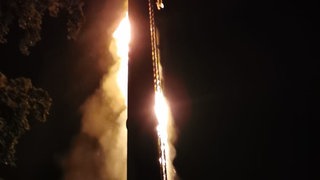 Nach einem Blitzeinschlag stand der Sendemast in Berg (Kreis Ravensburg) in Flammen.