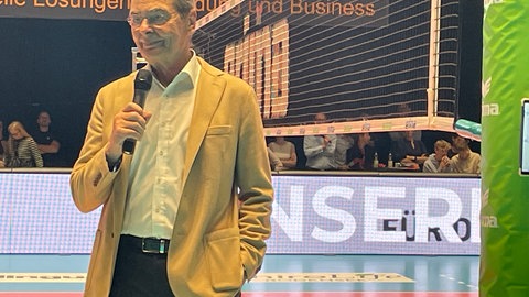 Ex-Volleyballtrainer bei der Ehrung durch den VfB Friedrichshafen.