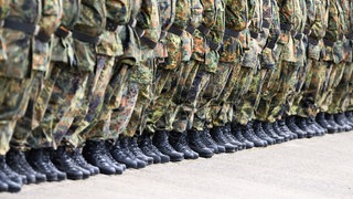Soldaten der Bundeswehr stehen in einer Reihe.