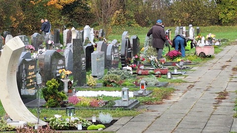 Mit Karren und Schaufel: Grabpflege wird großgeschrieben an Allerheiligen.