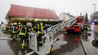 Bei einem Brand in Riedlingen-Daugendorf wurden laut Polizei und Feuerwehr am Sonntagmorgen zwei Menschen verletzt. 