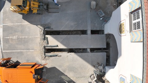 Das Ulmer Tor in Biberach gerät immer mehr in Schieflage. Deswegen muss der Untergrund des letzten Biberacher Stadttors jetzt aufwendig saniert werden.