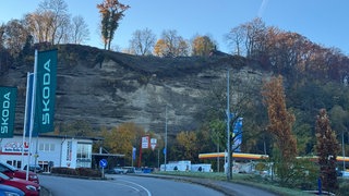 Die Stadt Biberach sichert den Hang ihrer ehemaligen Kiesgrube im Stadtteil Birkendorf, um die darunter liegenden Gebäude vor abstürzenden großen Felsbrocken zu schützen. 
