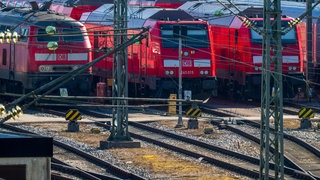 Regionalbahnen nebeneinander am Bahnhof