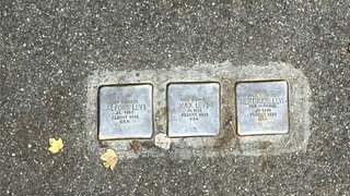 Drei Stolpersteine in der Stadt Konstanz. Zum Gedenken an die Reichspogromnacht finden in der Region Bodensee-Oberschwaben Veranstaltungen statt.