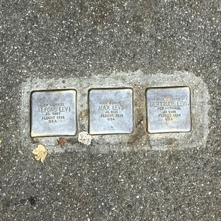 Drei Stolpersteine in der Stadt Konstanz. Zum Gedenken an die Reichspogromnacht finden in der Region Bodensee-Oberschwaben Veranstaltungen statt.