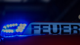 Ein Blaulicht leuchtet auf einem Feuerwehrwagen. Einsatzkräfte haben bei einem Wohnhausbrand in Gailingen im Kreis Konstanz am Sonntagmorgen eine Leiche entdeckt.
