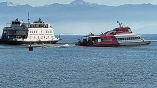 Eine Autofähre und der Katamaran auf dem Bodensee vor Friedrichshafen. Beim "Mainauer Klimadialog" geht es um eine umweltfreundlichere Schifffahrt.