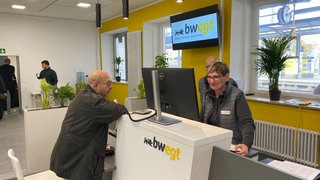 Eine Mann und eine Frau im Beratungsgespräch. In Ravensburg ist das erste bwegt-Fahrgastcenter eröffnet worden.