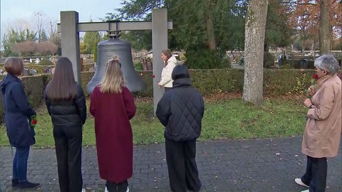 Gedenken an Kriegstote: Berufsschülerinnen vor der Gedenkglocke auf dem Friedhof in Bad Saulgau. Auch am Volkstrauertag wird an die Opfer von Krieg und Gewalt erinnert.
