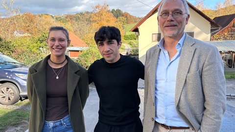 Aziz Latifi mit Daniela Hänle-Kroh und Werner Nuber vom Jugendhilfeverein "Arkade e.V." in Ravensburg.