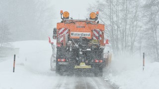 Ein Schneeräumfahrzeug des Landkreises Ravensburg fährt auf einer Straße nahe Wangen im Allgäu