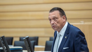 Bernhard Eisenhut (AfD) spricht als Abgeordneter im Landtag von Baden-Württemberg (Archiv). Jetzt ermittelt die Staatsanwaltschaft Karlsruhe gegen ihn.