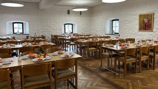 Gedeckte Tische warten auf die ersten Gäste beim Suppentöpfle in Wangen.