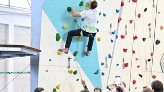 Ein Kletterer an einer Kletterwand. Die internationale Fachmesse "Vertical Pro" findet 2025 zum fünften Mal in Friedrichshafen statt.