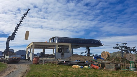 Im Skigebiet Lech am Arlberg wurde ein großflächiger Windschutz an der Bergstation errichtet. Um auf die Wintersaison vorbereitet zu sein, hat das Skigebiet die Sommerzeit genutzt und investiert. 