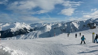 Skifahrer auf einer Piste im Skigebiet Silvretta Montafon. Am Wochenende starten die ersten Lifte.