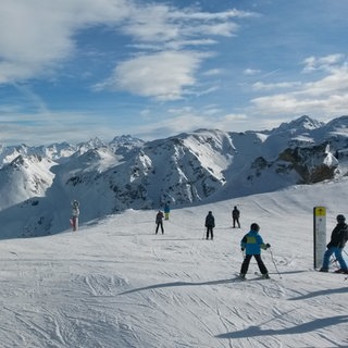Skifahrer auf einer Piste im Skigebiet Silvretta Montafon. Am Wochenende starten die ersten Lifte.