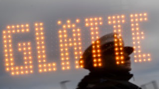 Glätte-Warnung im Heck eines Polizeifahrzeug (Symbolbild). Bei einem Glatteis-Unfall bei einer Probefahrt mit einem Sportwagen entstand rund 200.000 Euro Schaden.