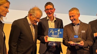 Tobias Beck, Lehrer am Gymnasium Ochsenhausen und Leiter des Schülerforschungszentrums Südwürttemberg, erhält den Klaus-von-Klitzing-Preis.