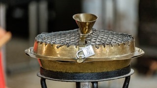 Ein Opferstock in einer Kirche.