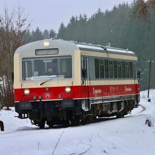 Auf der Strecke der Biberbahn pendeln am Samstag die historischen Diesel-Triebwagen aus den 80er-Jahren zwischen Mengen und Stockach. Halt machen die Züge an gleich drei Weihnachtsmärkten.