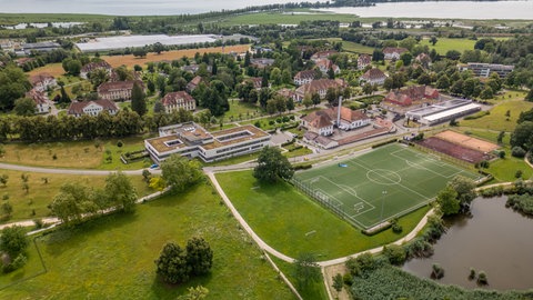 Das Gelände der ZfP Reichenau ist aus der Luft zu sehen.