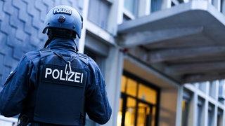 Ein Spezialeinsatzkommando (SEK) der Polizei führt einen Einsatz durch: In Ravensburg soll ein SEK eine falsche Wohnung gestürmt und dabei eine Familie mit sechs Kindern auf den Boden gezwungen haben.