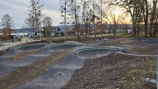 Der neue Pumptrack in Radolfzell am Bodensee. Es wird eine große multifunktionale Outdoor-Sportanlage eingeweiht. 