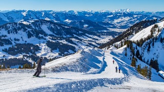 Ein Skifahrer im Skigebiet Hochgrat, Oberstaufen in den Allgäuer Alpen. In den nächsten 30 Jahren soll es im Allgäu bis zu 20 Prozent weniger Naturschnee geben, das zeigt eine Klimastudie. 