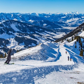 Ein Skifahrer im Skigebiet Hochgrat, Oberstaufen in den Allgäuer Alpen. In den nächsten 30 Jahren soll es im Allgäu bis zu 20 Prozent weniger Naturschnee geben, das zeigt eine Klimastudie. 