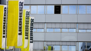 Gelbe Fahnen vor einem Liebherr-Gebäude in Biberach. Liebherr-Components will in den nächsten zwei Jahren Stellen abbauen.
