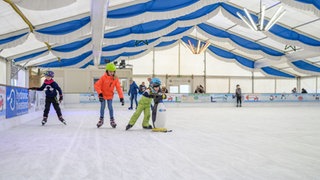  In Pfullendorf im Landkreis Sigmaringen können Schlittschuhbegeisterte bis Anfang Januar im Eiszelt bei jedem Wetter Schlittschuh fahren.