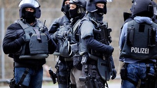 Eine Sondereinheit der Polizei wartet auf ihren Einsatz: In Ravensburg hatten ähnliche Beamte irrtümlich die Wohnung einer achtköpfigen Familie gestürmt.