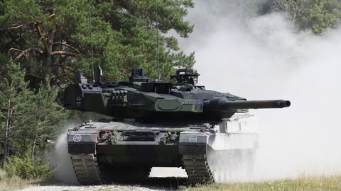 Ein Leopard-2-Panzer: Rolls-Royce Power Systems aus Friedrichshafen soll über 300 Antriebe für neue Panzer dieser Art liefern.