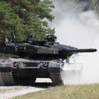 Ein Leopard-2-Panzer: Rolls-Royce Power Systems aus Friedrichshafen soll über 300 Antriebe für neue Panzer dieser Art liefern.