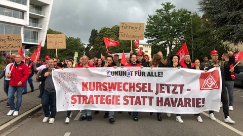 Beschäftigte des Autozulieferers ZF Friedrichshafen protestieren im Juli gegen Stellenabbau und Sparmaßnahmen.