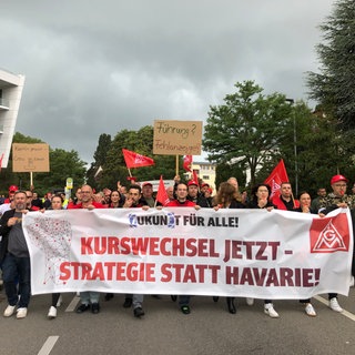 Beschäftigte des Autozulieferers ZF Friedrichshafen protestieren im Juli gegen Stellenabbau und Sparmaßnahmen.
