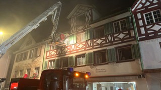 In der historischen Altstadt von Steckborn am Schweizer Bodenseeufer hat es in der vergangenen Nacht in einem Mehrfamilienhaus gebrannt. 