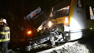 Ein Autofahrer ist bei Bad Saulgau (Kreis Sigmaringen) an einem Bahnübergang in ein Zug gerammt. Der Fahrer erlag an seinen Verletzungen.