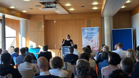 Katrin Staffler (CSU), die Pflegebevollmächtigte der Bundesregierung, spricht beim Pflegegipfel in Wangen im Allgäu.