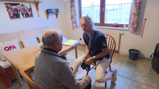 Pflegegipfel in Wangen: Angela Hofmann vom Pflegedienst Medias in Amtzell macht einen Hausbesucht bei einem Patienten.